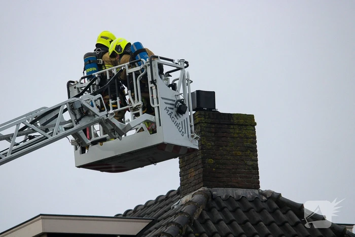 Brandweer verwijdert schoorsteen na brand