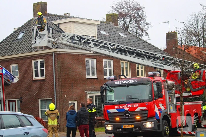 Brandweer verwijdert schoorsteen na brand