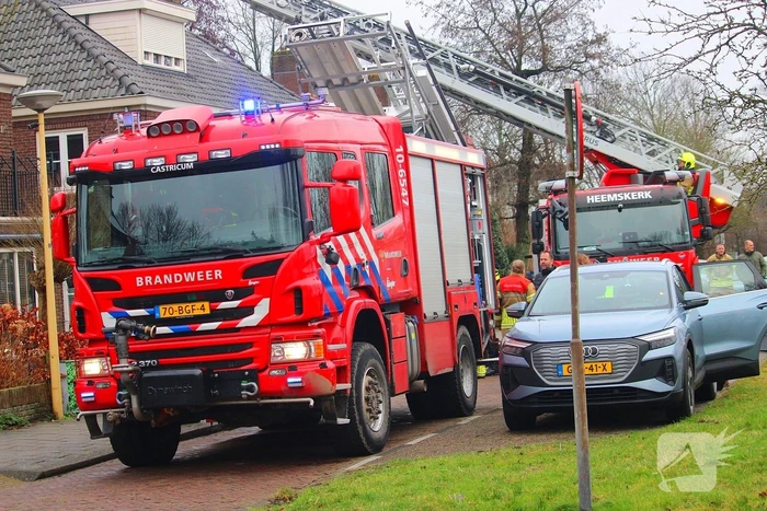 Brandweer verwijdert schoorsteen na brand