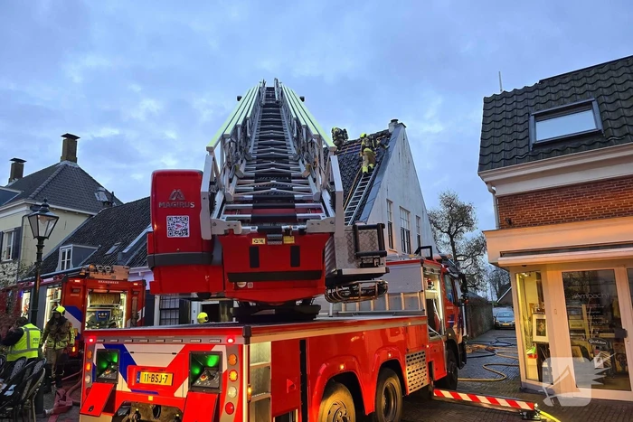 Brandweer ingezet voor brand woning met rietendak