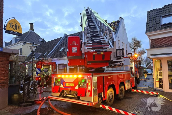 Brandweer ingezet voor brand woning met rietendak