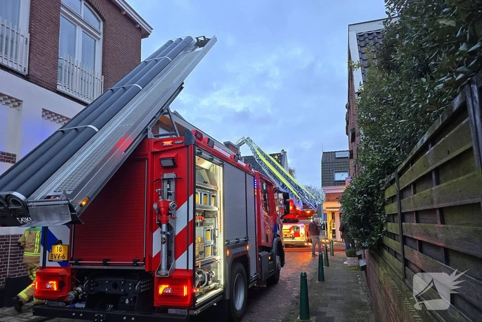 Brandweer ingezet voor brand woning met rietendak