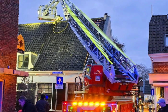 Brandweer ingezet voor brand woning met rietendak