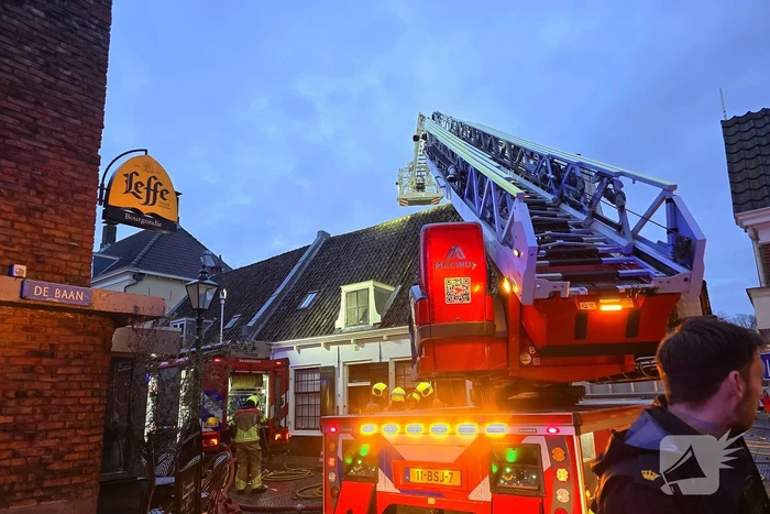 Brandweer ingezet voor brand woning met rietendak