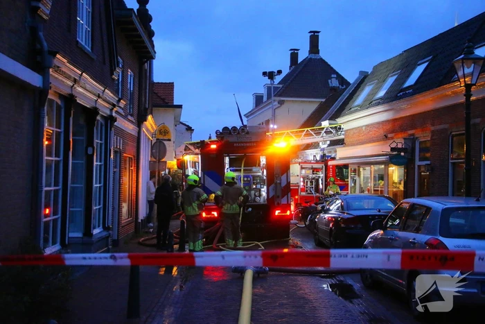 Brandweer ingezet voor brand woning met rietendak