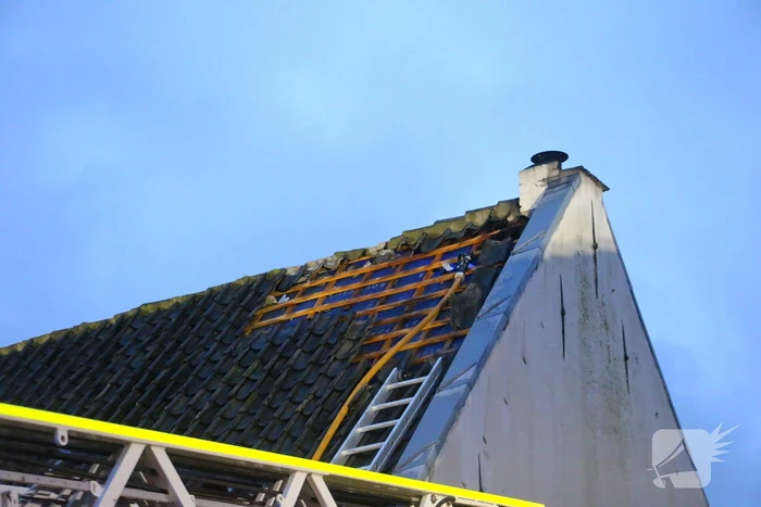 Brandweer ingezet voor brand woning met rietendak