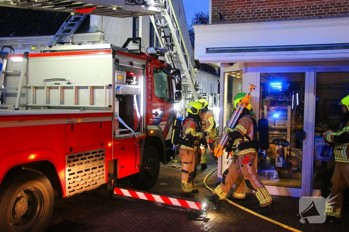 Brandweer ingezet voor brand woning met rietendak