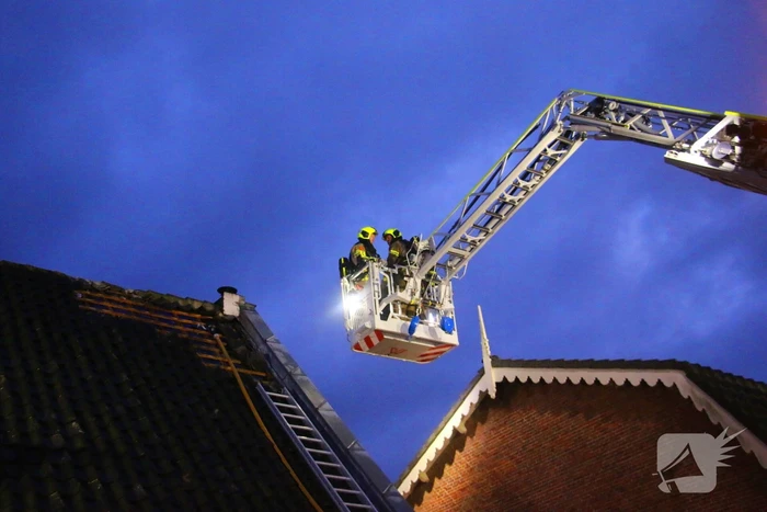 Brandweer ingezet voor brand woning met rietendak