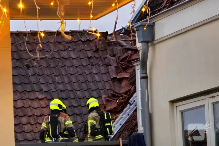 Brandweer ingezet voor brand woning met rietendak