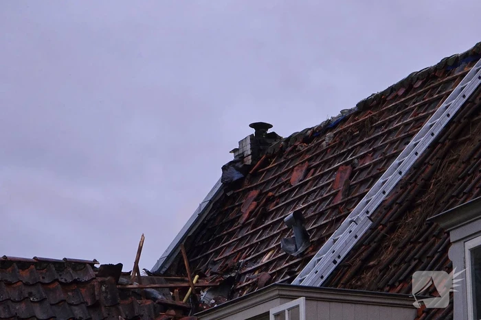 Brandweer ingezet voor brand woning met rietendak