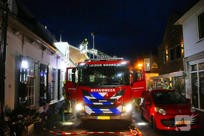 Brandweer ingezet voor brand woning met rietendak