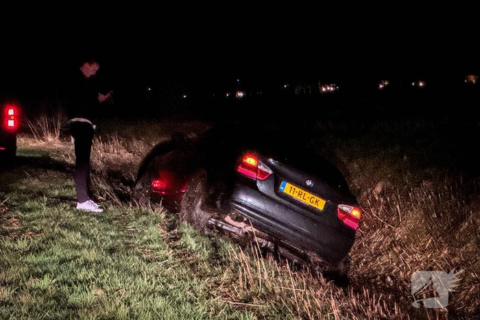 Automobilist raakt van de weg