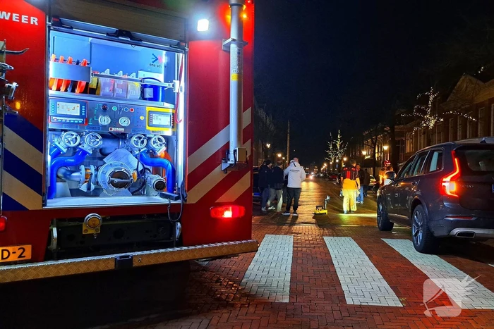 Persoon bekneld onder bestelbus
