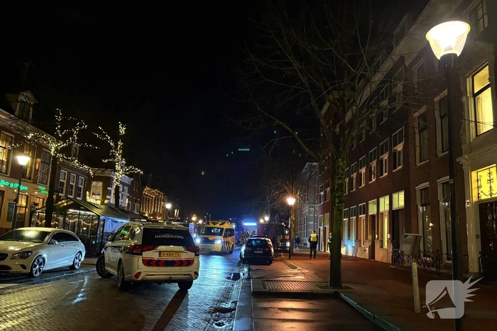 Persoon bekneld onder bestelbus