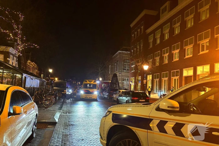 Persoon bekneld onder bestelbus