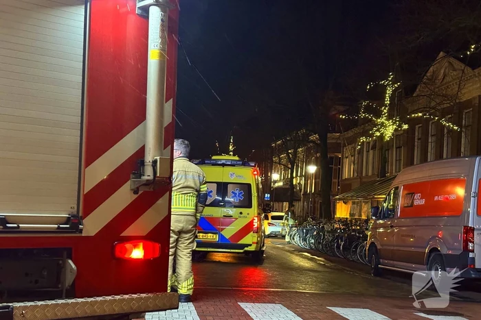 Persoon bekneld onder bestelbus