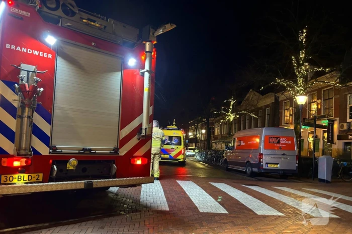 Persoon bekneld onder bestelbus