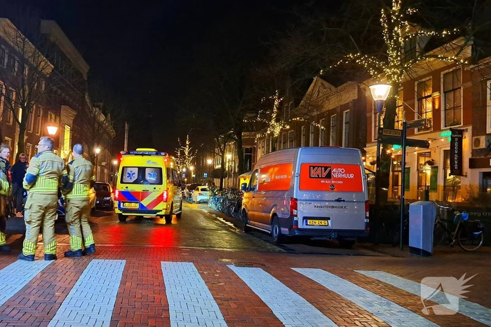 Persoon bekneld onder bestelbus