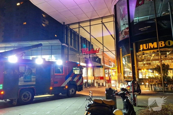 Brand veroorzaakt door vuurwerk bij winkelcentrum