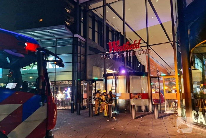 Brand veroorzaakt door vuurwerk bij winkelcentrum
