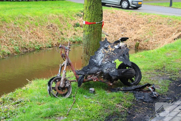 Scooter in brand op wegdek aangetroffen