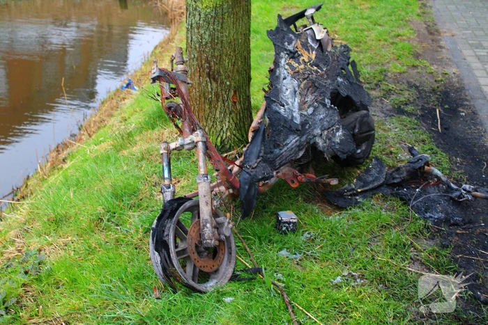 Scooter in brand op wegdek aangetroffen