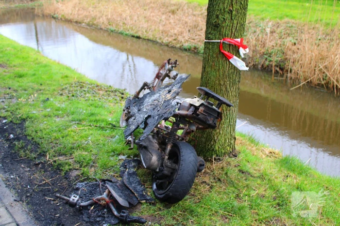 Scooter in brand op wegdek aangetroffen
