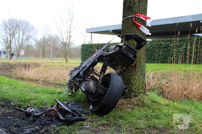 Scooter in brand op wegdek aangetroffen