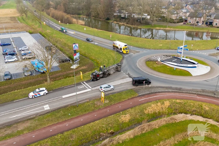 Oude vrachtwagen kantelt