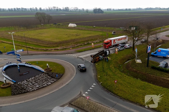 Oude vrachtwagen kantelt