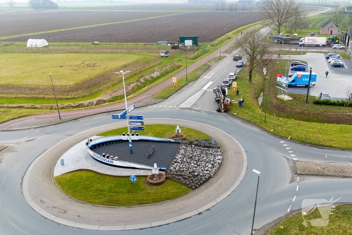 Oude vrachtwagen kantelt