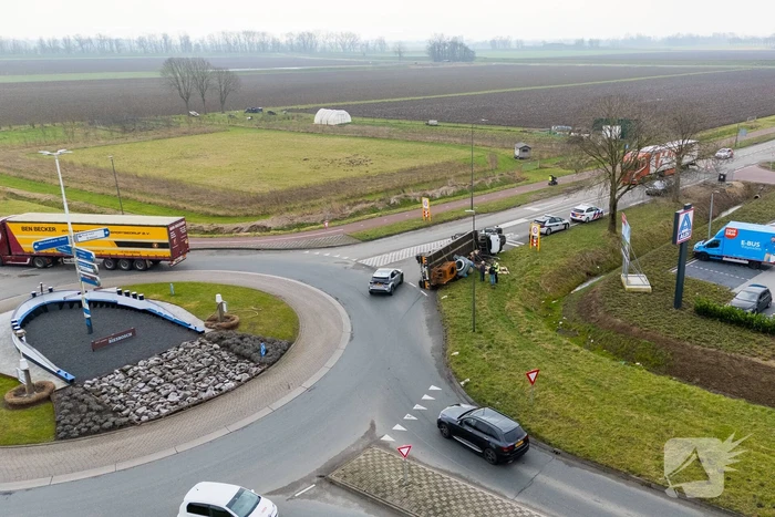 Oude vrachtwagen kantelt