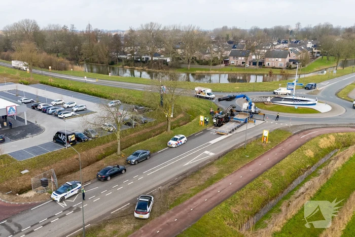 Oude vrachtwagen kantelt