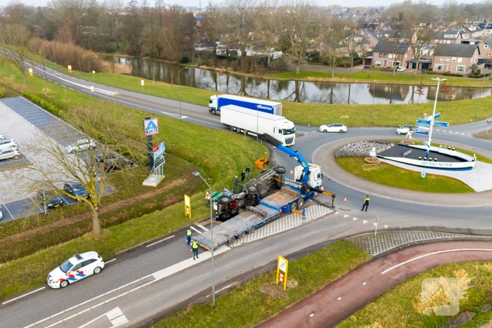 Oude vrachtwagen kantelt