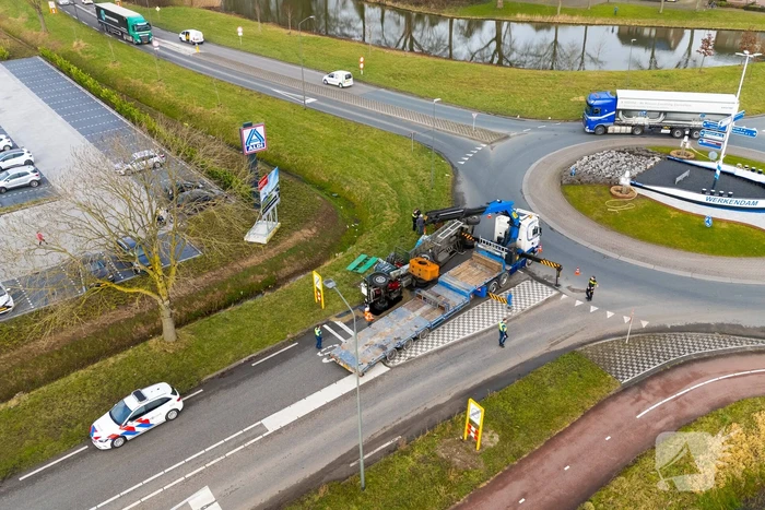 Oude vrachtwagen kantelt
