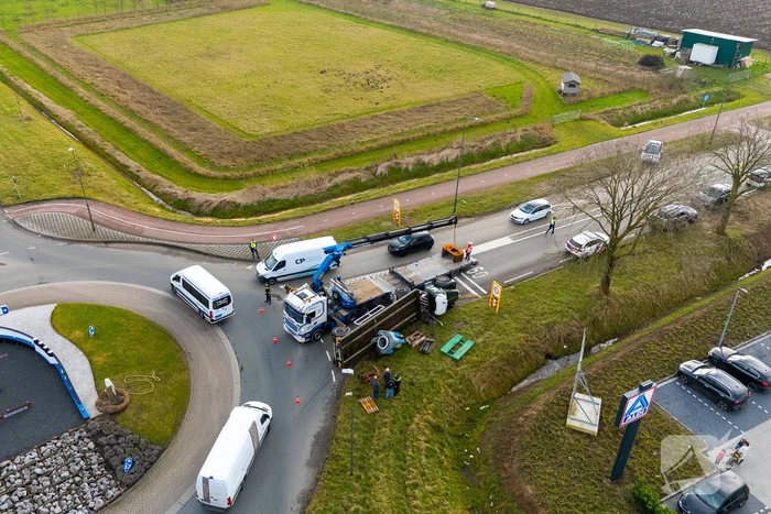 Oude vrachtwagen kantelt