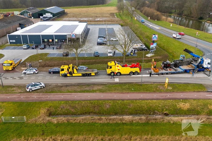 Oude vrachtwagen kantelt