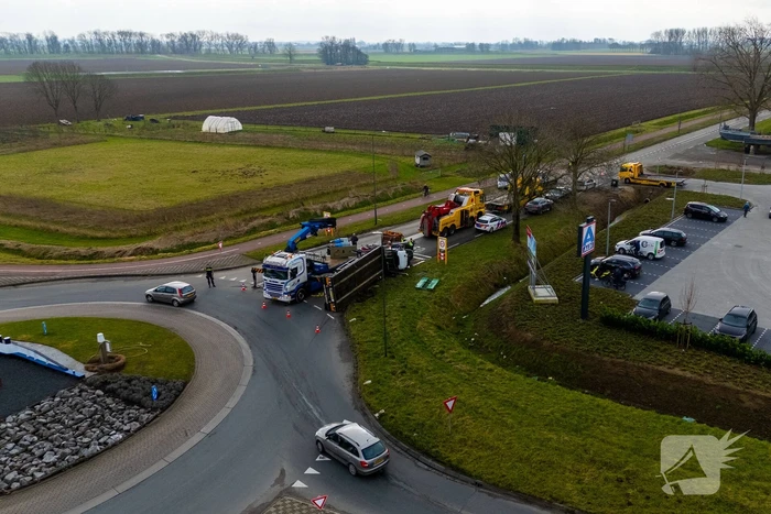 Oude vrachtwagen kantelt