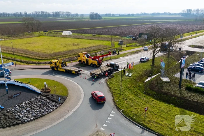 Oude vrachtwagen kantelt
