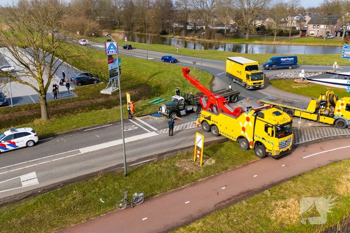 Oude vrachtwagen kantelt
