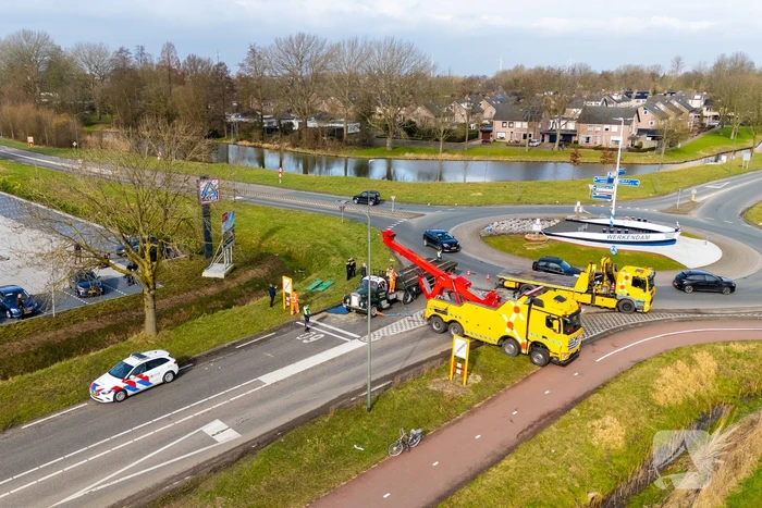 Oude vrachtwagen kantelt