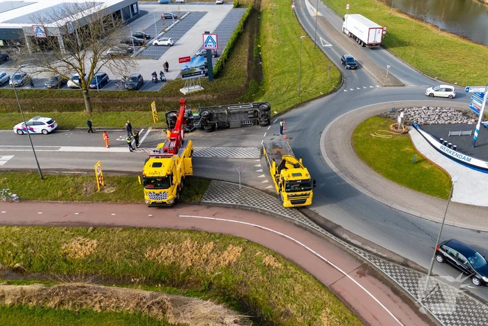 Oude vrachtwagen kantelt