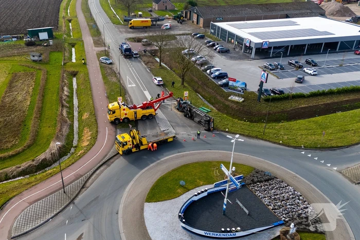 Oude vrachtwagen kantelt