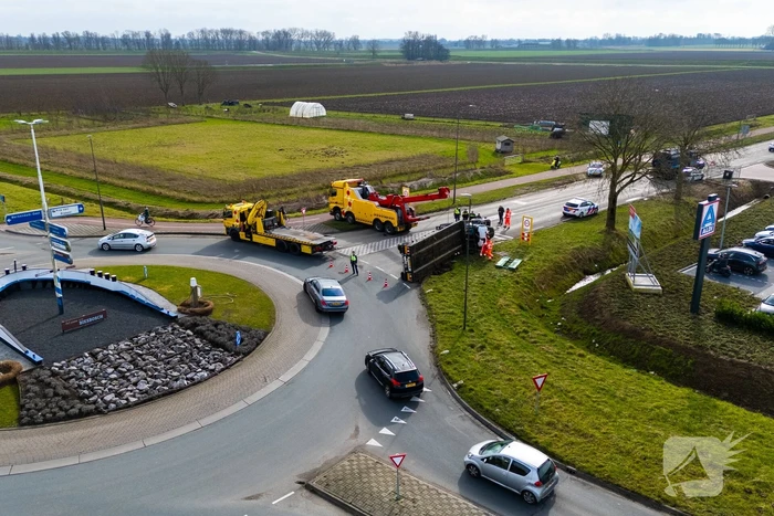Oude vrachtwagen kantelt
