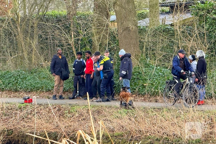 Politie en omstanders halen man uit water