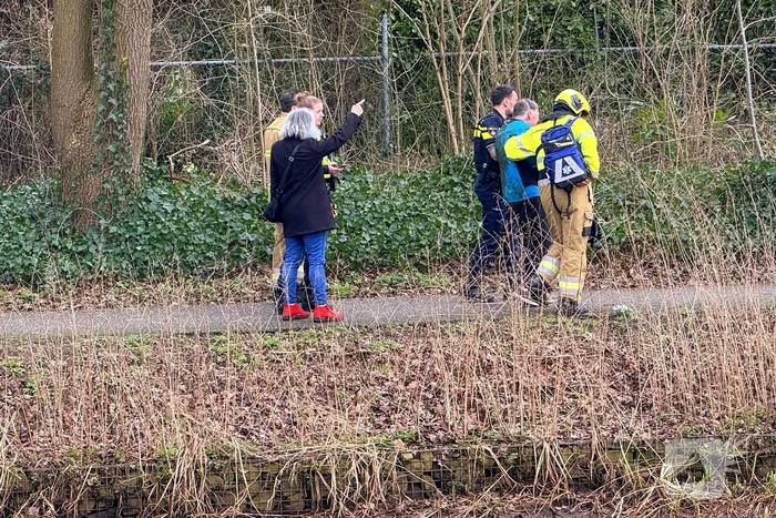 Politie en omstanders halen man uit water