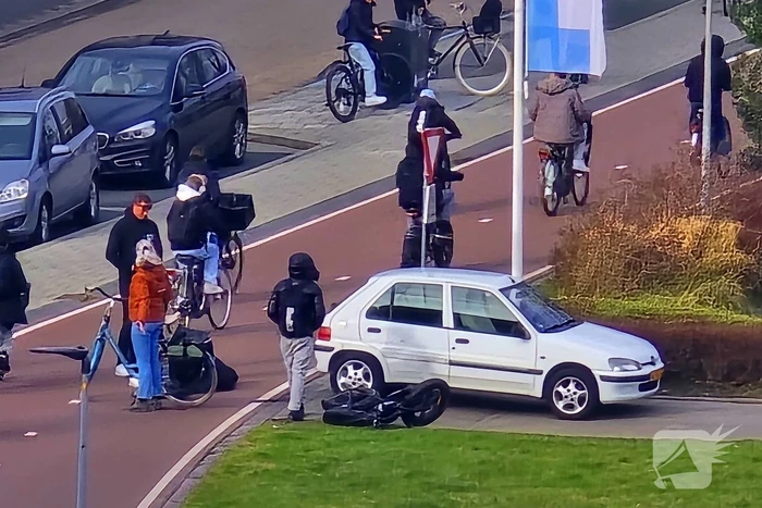 Fatbiker botst op personenauto en komt ten val