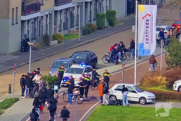 Fatbiker botst op personenauto en komt ten val