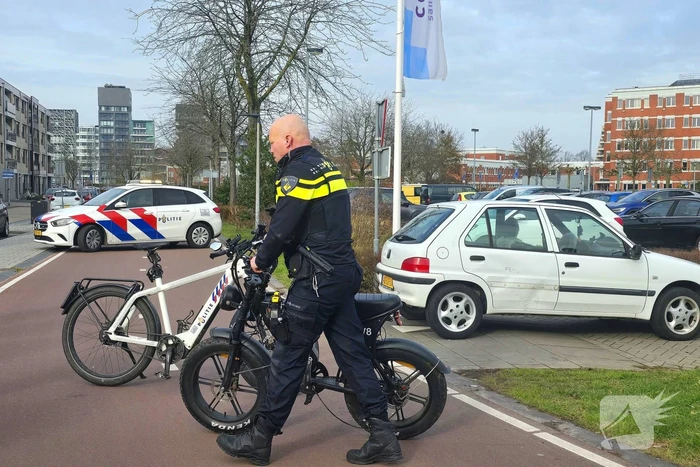 Fatbiker botst op personenauto en komt ten val