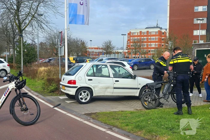 Fatbiker botst op personenauto en komt ten val